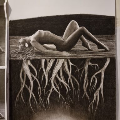 Nackte Frau liegt auf dem Boden, verwurzelt mit Natur. Stufe 4.