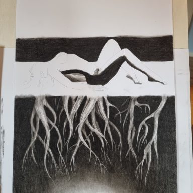 Nackte Frau liegt auf dem Boden, verwurzelt mit Natur. Stufe 3.