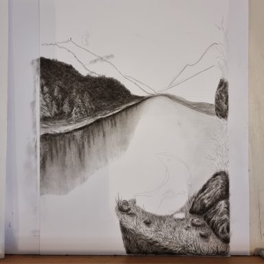 Ein Stein in Form einer Sichel in einer Landschaft. Stufe 1.