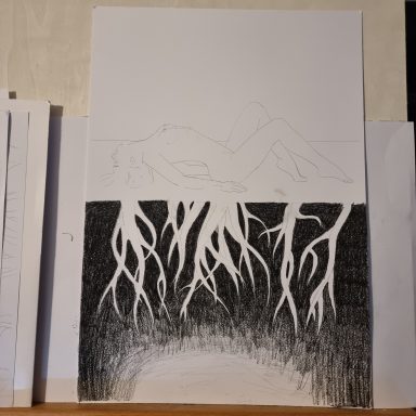 Nackte Frau liegt auf dem Boden, verwurzelt mit Natur. Stufe 1.